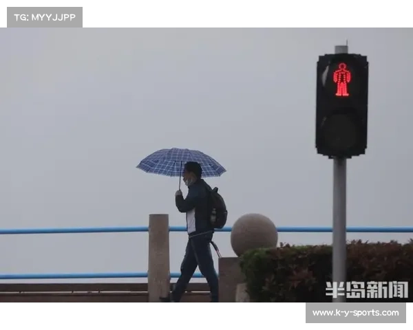 江西公开赛阵雨洗礼后 球员在雨中展现坚韧挥杆更精准 江西公开赛阵雨洗礼后 球员在雨中展现坚韧挥杆更精准