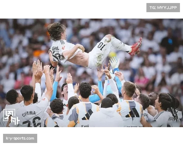 莫德里奇皇马告别战伯纳乌全场起立鼓掌球迷致敬传奇巨星